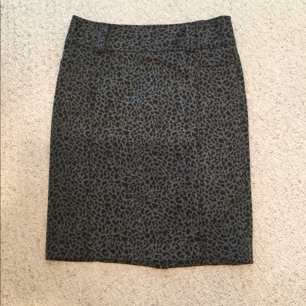 Jersey like pencil skirt with wide patent belt